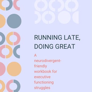 以下が含まれることがあります： 「RUNNING LATE, DOING GREAT」の文字が入った水色のワークブック。表紙にはピンク、黄色、青の円と半円の模様があります。下には「A neurodivergent-friendly workbook for executive functioning struggles」と書かれています。
