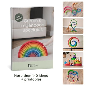 Op de afbeelding: Een boek getiteld "Grimm's regenboog speelgids" met een regenboogvormig houten speelgoed. De boekomslag bevat de tekst "More than 140 ideas + printables". Extra afbeeldingen tonen kleurrijk houten speelgoed in verschillende vormen, waaronder een vogel, een boom en een spiraal.