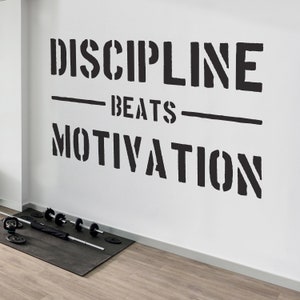 Inspirujące zdanie Dyscyplina bije motywację Naklejka ścienna. Naklejka ścienna GYM. Dyscyplina ponad motywacją. Naklejki fitness. LSWQ-A0004
