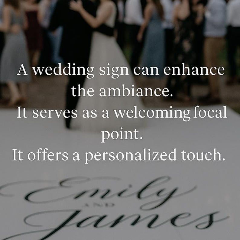 Puede incluir: Un letrero de boda con los nombres "Emily y James" en escritura elegante. El letrero est&aacute; en una pista de baile con una pareja bailando en el fondo. El texto en el letrero dice: "Un letrero de boda puede mejorar el ambiente."