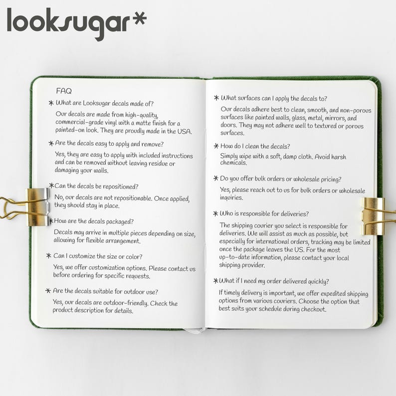 Puede incluir: Un bloc de notas verde con clips dorados, que presenta preguntas frecuentes sobre las calcoman&iacute;as Looksugar. El texto describe la composici&oacute;n, aplicaci&oacute;n, eliminaci&oacute;n y opciones de personalizaci&oacute;n de las calcoman&iacute;as. Las calcoman&iacute;as est&aacute;n hechas en EE. UU. y son aptas para exteriores.