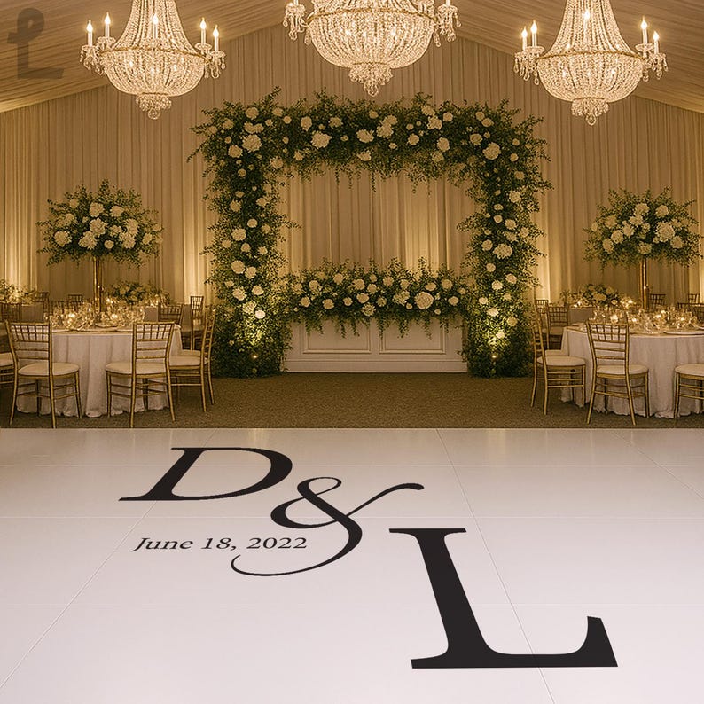 Puede incluir: Un lugar de recepci&oacute;n de bodas con una pista de baile blanca con las iniciales "D & L" y la fecha "18 de junio de 2022". La sala est&aacute; decorada con arreglos florales, candelabros y mesas preparadas para los invitados.