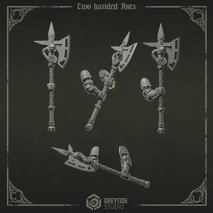 Peut inclure: Un ensemble de quatre haches miniatures grises à deux mains avec des détails mécaniques, incluant un emblème de crâne sur la base de la lame et des segments de bras robotiques intégrés. Le texte 'Two handed Axes' et 'GREYTIDE STUDIO' est visible.