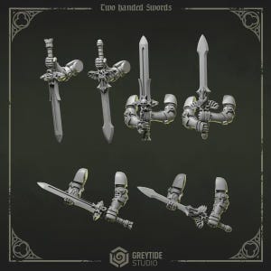 Könnte beinhalten: Ein Set aus sechs grauen Miniatur-Zweihandschwertern, die von gepanzerten Roboterhänden gehalten werden. Die Schwerter haben verschiedene Klingenformen und Griffdesigns, darunter Totenkopf- und Flügelmotive. Der Text "Two handed Swords" ist oben zu sehen.