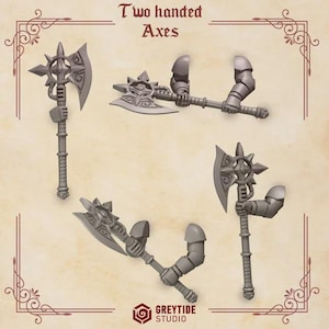 Peut inclure: Un ensemble de quatre haches miniatures grises à deux mains avec des lames ornées et des bras intégrés. Le texte "Two handed Axes" figure en haut et le logo "Greytide Studio" est visible en bas du cadre.