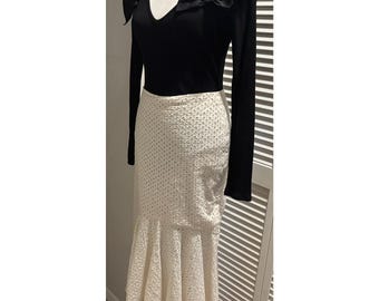 Alexander McQueen kjol med hålmönster och A. Calin volangbody - Skulpturellt modeset - Storlek XS och 42