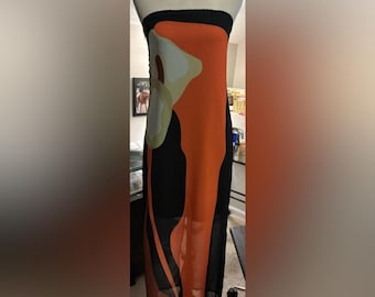 abstrakt axelbandslös maxiklänning med transparent överlägg och handgjorda örhängen djärv konstnärlig outfit i buntstorlek medium