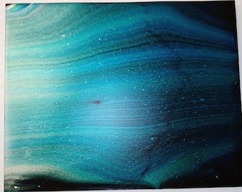 Głębia oceanów Ten hipnotyzujący obraz dodaje otoczeniu spokojnej głębi. Akrylowa sztuka flow.