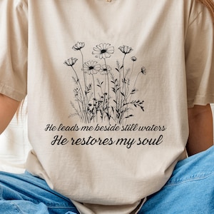 Er führt mich neben Stillgewässern Shirt, christliches T-Shirt für Frauen, auf Glauben basierendes Jesus-Kleid, religiöses Geschenk, Blumenbibel-Vers-Sweatshirt