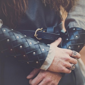 Middeleeuws geweven leren bretels – armbeschermers voor LARP-, cosplay- en renaissancebeurzen