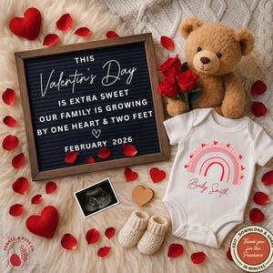 Anuncio digital de embarazo para San Valentín, plantilla de anuncio de bebé para redes sociales, idea para revelar el embarazo, pies diminutos y muy dulces.