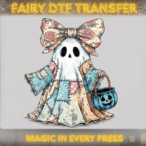 Peut inclure: Illustration d'un fantôme avec une tenue patchwork et un nœud floral, tenant un seau citrouille bleu. Le texte "FAIRY DTF TRANSFER" est en haut et "MAGIC IN EVERY PRESS" en bas.