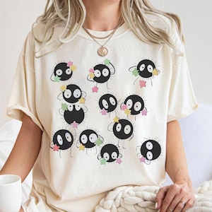 Könnte beinhalten: Ein Set aus drei Keramikbechern mit gesprenkelter, matter Oberfläche. Jeder Becher hat eine andere Farbe: hellblau, creme und grau. Die Becher haben ein schlichtes, modernes Design und einen bequemen Griff.