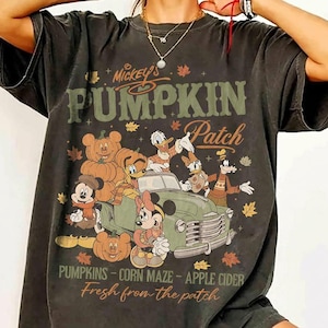 Camiseta de otoño con estampado de calabazas de Mickey, Vacaciones familiares en Disney 2026, Camiseta unisex de Halloween "Tis The Season", Camiseta retro de otoño con estampado de Mickey y sus amigos