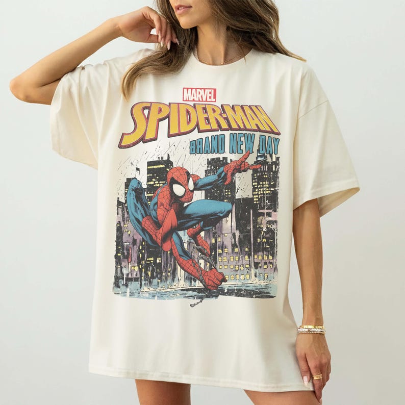 Puede incluir: Una taza de cer&aacute;mica blanca con asa negra y el texto "But First, Coffee" en negro, con una fuente de estilo manuscrito. La taza est&aacute; sobre una superficie blanca.