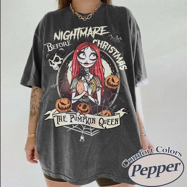 Pu&ograve; includere: T-shirt grigio scuro con grafica di Sally da "Nightmare Before Christmas", zucche e la scritta "The Pumpkin Queen". La maglietta presenta anche la scritta "Nightmare Before Christmas" e "Comfort Colors Pepper".