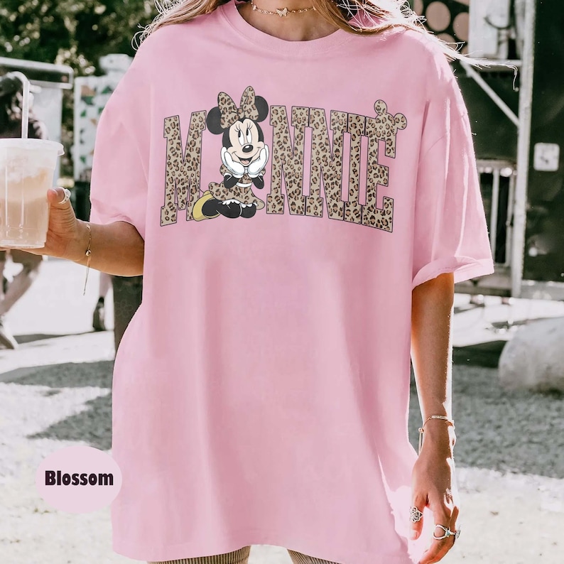 Puede incluir: Una taza de cer&aacute;mica blanca con un asa negra y el texto "But First, Coffee" en negro y negrita. La taza est&aacute; sobre una superficie de madera.