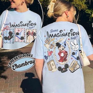 Könnte beinhalten: Hellblaues T-Shirt mit dem Text "Some Imagination huh?" und Mickey Mouse-Motiven. Die Vorderseite zeigt drei Briefmarken-Designs mit Mickey Mouse-Ohren. Die Rückseite hat eine große Mickey Mouse-Illustration.