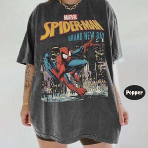 Puede incluir: Una taza de cer&aacute;mica blanca con un asa negra y el texto "But First, Coffee" en negrita negra. La taza se encuentra sobre un fondo borroso, sugiriendo un ambiente acogedor.