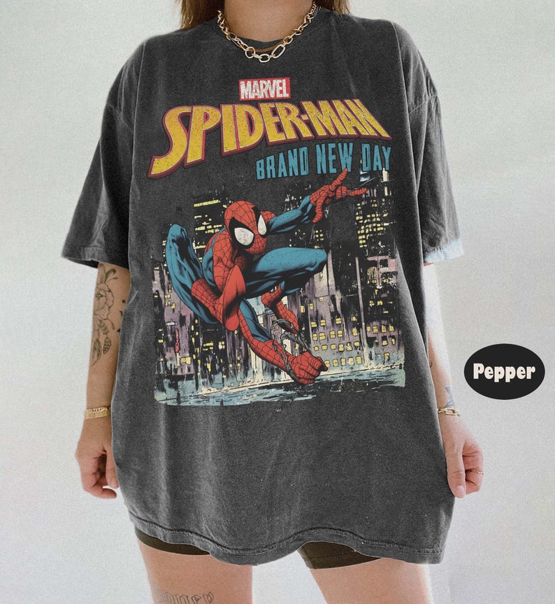 Puede incluir: Una taza de cer&aacute;mica blanca con un asa negra y el texto "But First, Coffee" en negrita negra. La taza se encuentra sobre un fondo borroso, sugiriendo un ambiente acogedor.