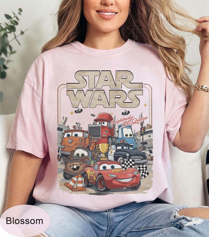 Puede incluir: Camiseta rosa claro con un dise&ntilde;o de personajes de la pel&iacute;cula Cars, con el logo de Star Wars encima. El dise&ntilde;o incluye a Rayo McQueen y otros veh&iacute;culos animados. La camiseta tiene un corte holgado y oversize.