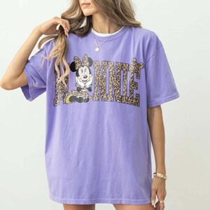 Camiseta retro de Minnie Mouse estilo safari, camiseta de Minnie Mouse, camiseta de Minnie Mouse con estampado de leopardo, camiseta de Disney estilo safari, camiseta a juego para regalo de viaje familiar a WDW imagen 5