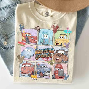 Camiseta Comfort Colors Radiator Springs, Camiseta Disney Lightning McQueen Sally Tow Mater, Camiseta familiar Pixar Cars, Viaje a Disneyland, Película Cars imagen 1