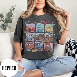 Camiseta Comfort Colors Radiator Springs, Camiseta Disney Lightning McQueen Sally Tow Mater, Camisetas familiares de Pixar Cars, Viaje a Disneyland, Película Cars imagen 3