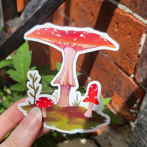 Sticker champignon amanite enchanté, art ludique des champignons, sticker nature et botanique, champignons vénéneux, champignons toxiques, bernard l'ermite