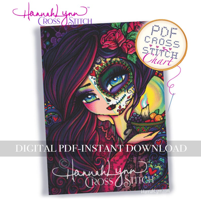 Pu&ograve; includere: Un grafico a punto croce con un'illustrazione colorata di una donna con trucco da teschio di zucchero, rose e una candela. Il grafico &egrave; etichettato come "PDF Cross Stitch Chart" e "Digital PDF-Instant Download."