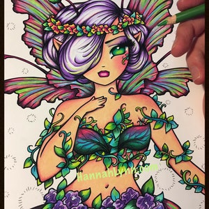 Puede incluir: Una ilustraci&oacute;n colorida de un hada con cabello morado, ojos verdes y alas de mariposa. Lleva un top verde y azul de hojas y una falda de flores moradas. El fondo es blanco con un patr&oacute;n de peque&ntilde;os c&iacute;rculos.