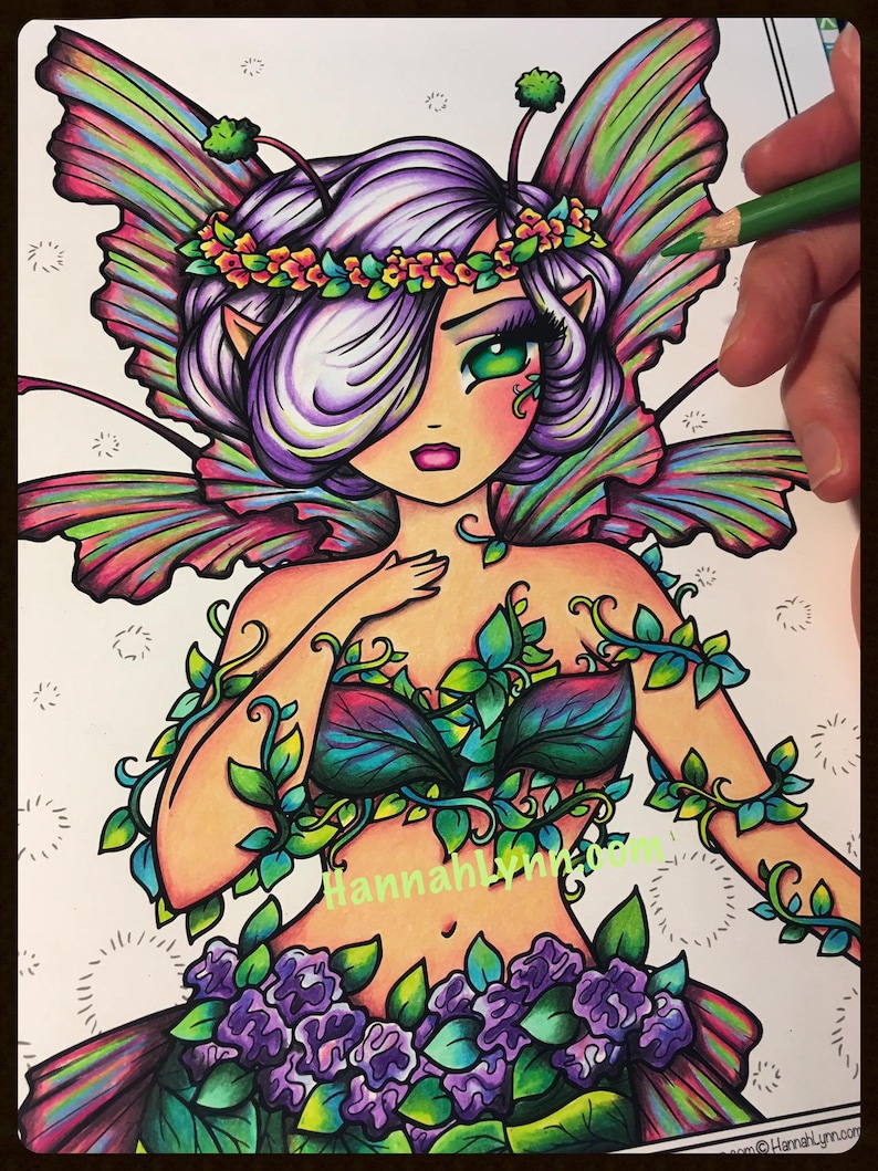 Puede incluir: Una ilustraci&oacute;n colorida de un hada con cabello morado, ojos verdes y alas de mariposa. Lleva un top verde y azul de hojas y una falda de flores moradas. El fondo es blanco con un patr&oacute;n de peque&ntilde;os c&iacute;rculos.