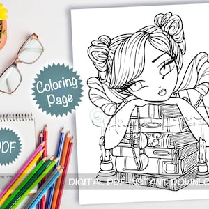 Può includere: Pagina da colorare in bianco e nero con un'illustrazione a linea di un'angelo con le ali, seduto su una pila di libri con candele su entrambi i lati. L'angelo ha i capelli raccolti in due chignon e sta guardando i libri. Il testo "DIGITAL PDF INSTANT DOWNLOAD" è in fondo alla pagina.