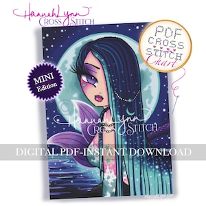 Puede incluir: Un patrón de punto de cruz digital que muestra una sirena estilizada con cabello largo color verde azulado, ojos morados y cola morada sobre un gran cielo nocturno iluminado por la luna. El texto incluye Hannah Lynn Cross Stitch, Mini Edition y PDF Cross Stitch Chart.