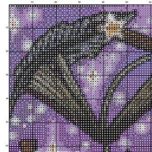 Może przedstawiać: Wz&oacute;r do haftu krzyżykowego z motylem, w odcieniach fioletu, czerni i brązu. U g&oacute;ry napis "Magic 101". Wz&oacute;r jest na siatce, idealny do projekt&oacute;w rękodzielniczych.