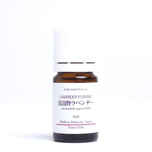 Może przedstawiać: Mała brązowa butelka ze szklanym korkiem, z etykietą "LAVENDER-FURANO 富良野ラベンダー Lavandula angustifolia 5ml Made in Hokkaido, Japan Tomoe Kobo".