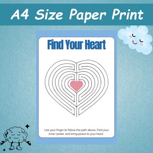 K&ouml;nnte beinhalten: A4-Papierdruck mit einem herzf&ouml;rmigen Labyrinth-Design und einem rosa Herzen in der Mitte. Der Text "Find Your Heart" steht oben. Der Text unten lautet: "Verwenden Sie Ihren Finger, um dem Pfad oben zu folgen. Finden Sie Ihr inneres Zentrum und bringen Sie Frieden in Ihr Herz."