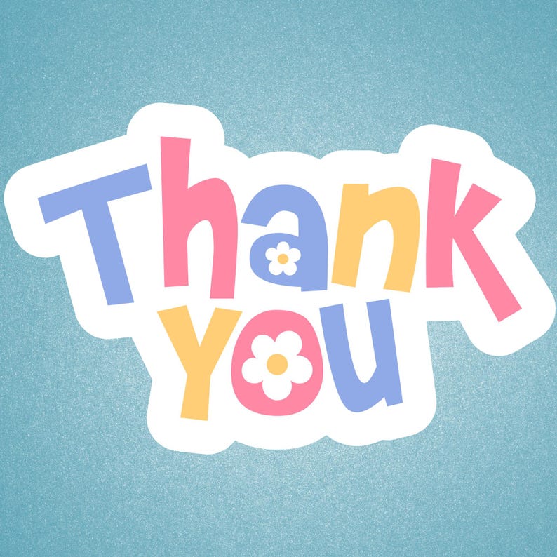 K&ouml;nnte beinhalten: Ein Aufkleber mit dem Schriftzug "Thank You" in einer verspielten Schriftart. Die Buchstaben sind rosa, gelb und blau, mit kleinen Blumenakzenten. Der Aufkleber hat einen wei&szlig;en Rand auf hellblauem Hintergrund.