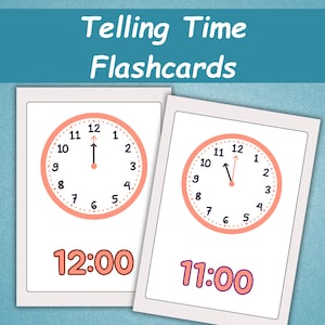 Könnte beinhalten: Zwei Lernkarten zum Thema Uhrzeit. Jede Karte zeigt eine Uhr mit pfirsichfarbenem Zifferblatt und schwarzen Zahlen. Eine Uhr zeigt 12:00 Uhr, die andere 11:00 Uhr. Der Text "Telling Time Flashcards" steht oben.