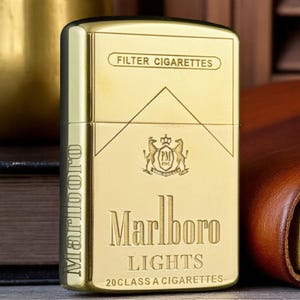 Encendedor vintage de latón – Grabado estilo Zipoo retro / Queroseno resistente al viento inspirado en Mar1boro y Cam3l / Regalo personalizado para fumadores y coleccionistas