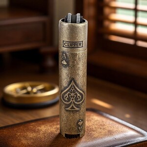Encendedor Clipper retro vintage con polea de engranaje de pedernal de metal, diseño de pala de bronce, llama recargable a prueba de viento, regalo único para coleccionistas y artículos EDC.
