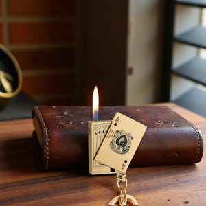 Mini llavero encendedor con forma de carta de póker: colgante creativo con llama abierta / Regalo divertido y moderno para él / Encendedor metálico recargable con estilo