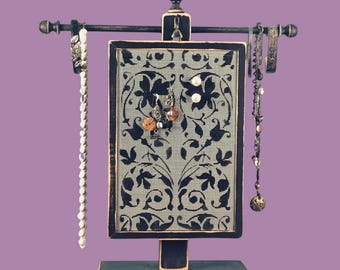 Soporte para pendientes negro envejecido pintado a mano, organizador de joyas de pared de madera hecho a mano, soporte para joyas rústico de granja
