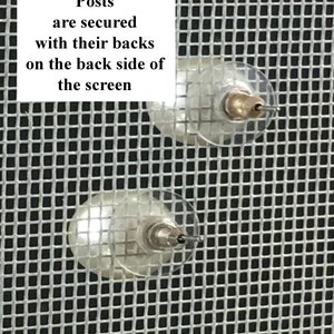Puede incluir: Dos pendientes de perla blanca con postes de plata y respaldos transparentes. El texto "Posts are secured with their backs on the back side of the screen" es visible en la imagen.