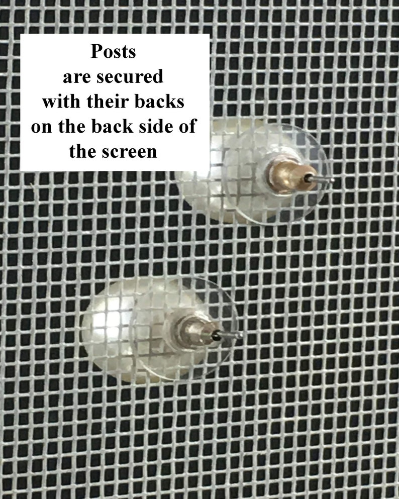 Puede incluir: Dos pendientes de perla blanca con postes de plata y respaldos transparentes. El texto "Posts are secured with their backs on the back side of the screen" es visible en la imagen.