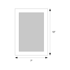 Puede incluir: Un marco blanco con un passe-partout gris interior, que mide 17,78 cm de ancho y 25,4 cm de alto.