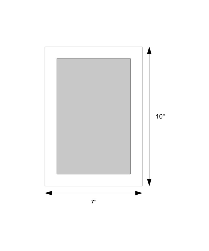 Puede incluir: Un marco blanco con un passe-partout gris interior, que mide 17,78 cm de ancho y 25,4 cm de alto.
