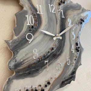 Horloge murale en résine personnalisée en forme d'Espagne – Texte personnalisé, pierres naturelles, mécanisme silencieux – Art cartographique fait main