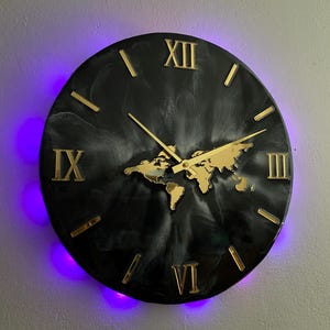 Horloge murale en résine époxy – Motif océan noir et carte du monde, détails en acrylique doré, rétroéclairage LED, 40 cm