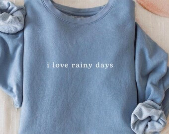 Comfort Colors® 雨の日が大好き、雨好きシャツ、どんより曇りの日シャツ、秋の天気シャツ、秋の雰囲気シャツ、秋のセーター、レインシャツ